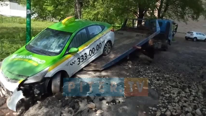 На Бухарестской эвакуируют такси из провалившегося асфальта
