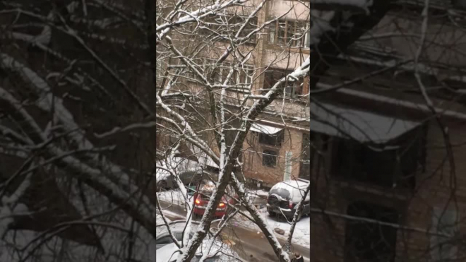 На Ленинском странная женщина кидает вещи с балкона на припаркованные машины