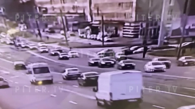 Видео: мужчина слетел с мотоцикла на Народной улице