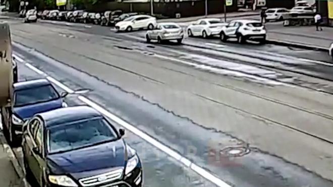 Видео: две легковушки столкнулись в Петроградском районе на пустом перекрестке