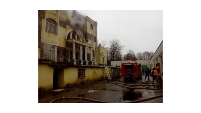 В Петродворцовском районе Санкт-Петербурга горело административное здание