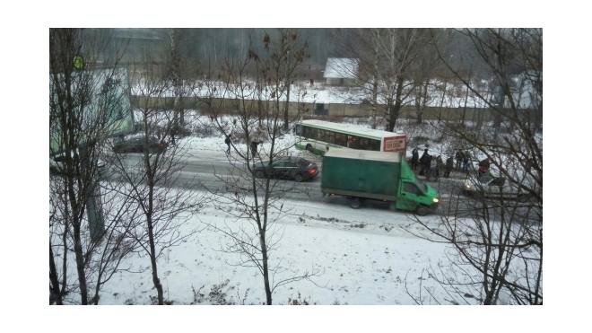 Появились фото: Свадебный кортеж протаранил автобус на Дороге жизни в Санкт-Петербурге
