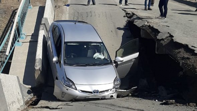 Видео: В Приморье обрушился мост под легковым автомобилем