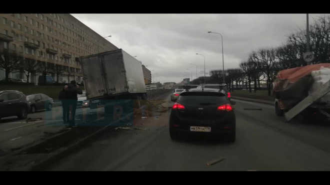 Видео: на Свердловской набережной грузовик пробил ограждение 