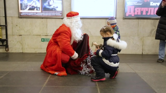Дед Мороз спустился в метро и поздравил петербуржцев с Новым годом