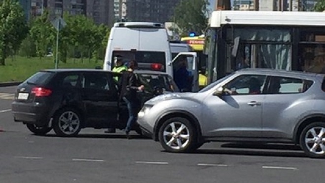 В ДТП на Богатырском пострадали три пассажира автобуса. Аварию спровоцировала девушка на Audi