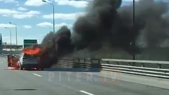 Видео: на ЗСД у Горского шоссе полыхает легковой автомобиль