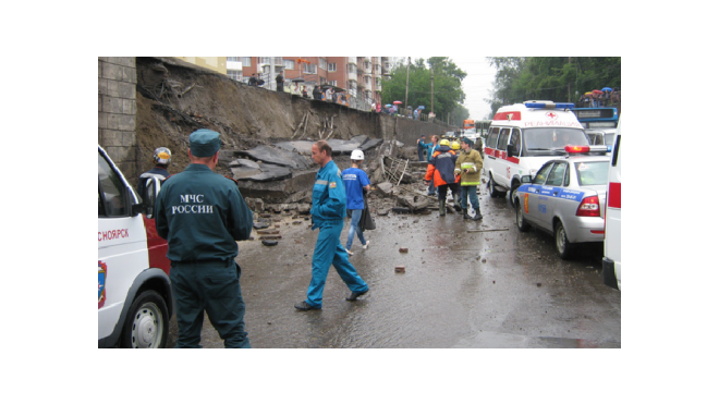 В Красноярске на дорогу рухнула стена путепровода, двое погибли