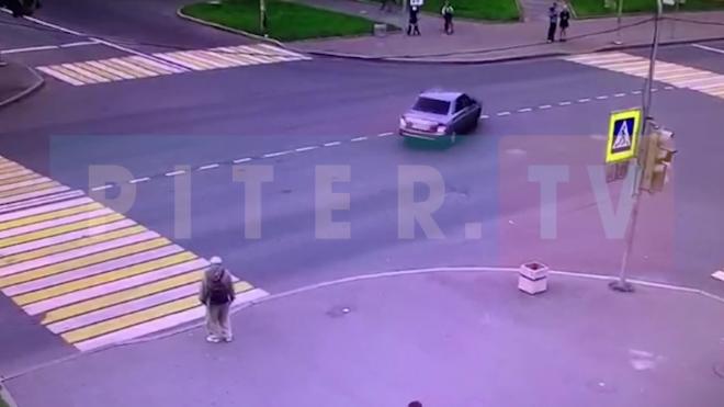 Видео: Байкер на скорости влетел в легковушку в Колпино
