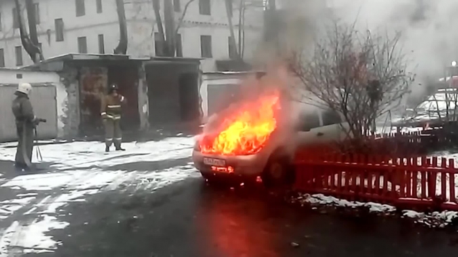 Снег и пламя: горящая машина в Асбесте попала на видео