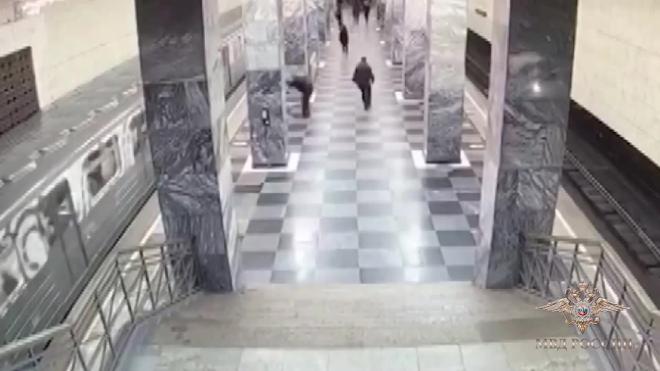В московском метро мужчина столкнул пассажира на рельсы