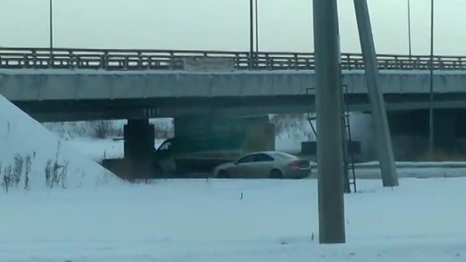 Видео: Грузовик "Грузовичкофф" бросил вызов мосту