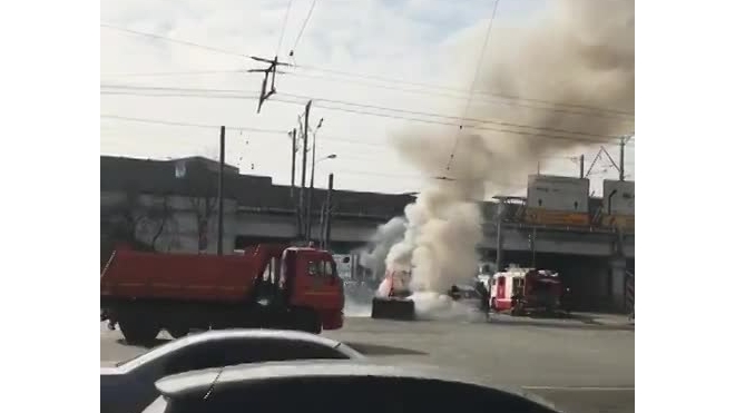 На проспекте Вернадского в Москве сгорел бульдозер