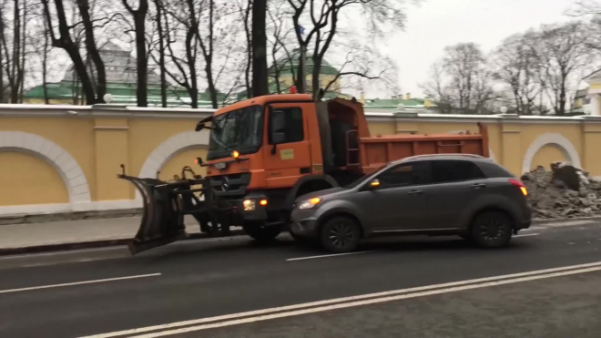 В Петербурге кроссовер врезался в уборочную технику