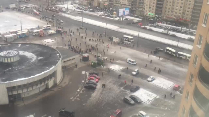 Проспект большевиков метро спб. Станция метро большевиков. Метро большевиков работает. Метро большевиков работает. Проспект большевиков станция метро 1999.