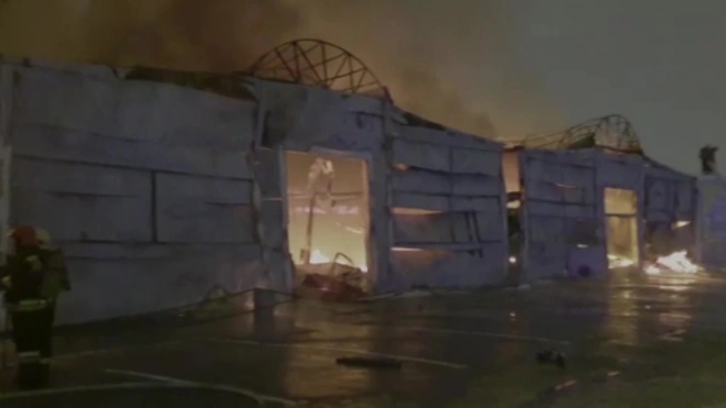 Пожар на складе вещевого рынка на улице Салова локализован