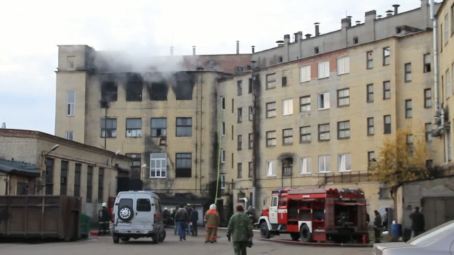 В результате пожара на заводе «Ленинец» серьезно пострадал мужчина