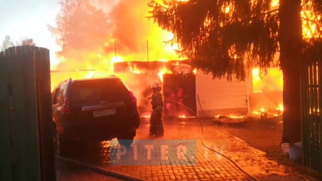 В садоводстве "Лотос-2" сгорел дом, баня и машина: люди смогли спастись
