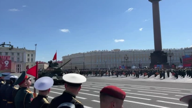 Парад боевых машин прошел в центре Петербурга