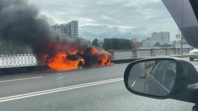 Появилось видео горящей BMW на Октябрьской набережной