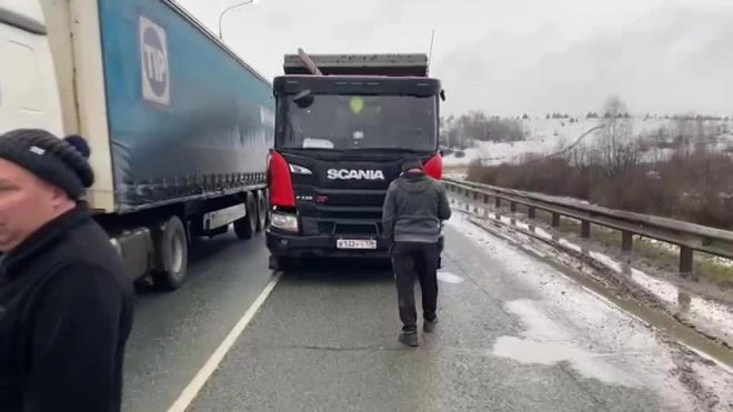 Под Челябинском грузовик с отказавшими тормозами врезался в девять машин
