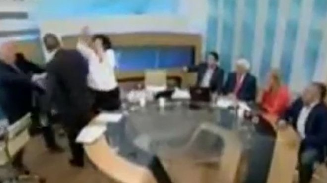 Греческий депутат избил женщину в прямом эфире
