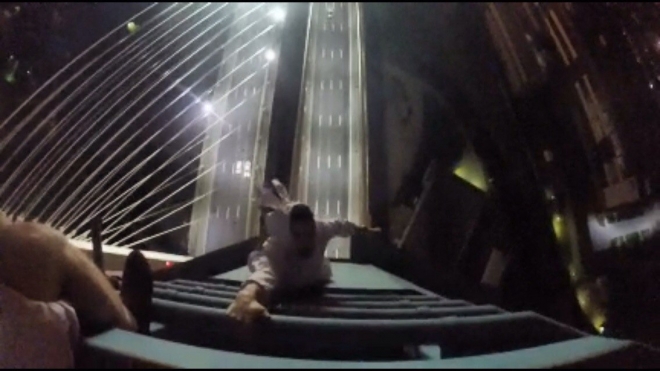 Руфер в костюме зайца забрался на Большой Обуховский мост