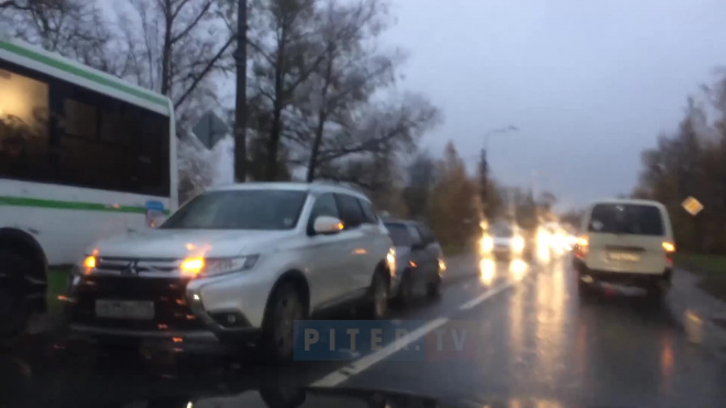 Видео: ДТП на Волхонском шоссе создало помехи для движения транспорта