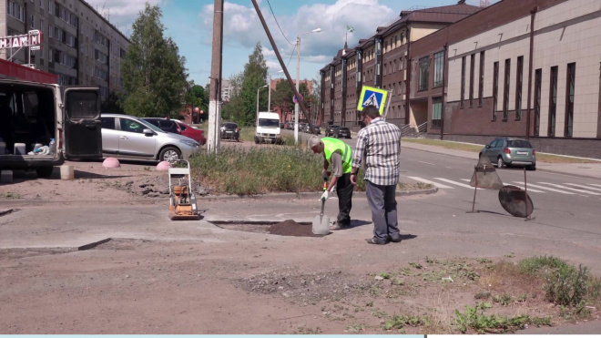 Видео: житель Выборга осуществил инновационный ямочный ремонт в своем дворе