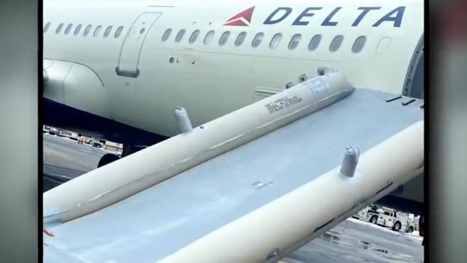 CNN: в Нью-Йорке пассажиры открыли дверь самолета и выпрыгнули из него на ходу