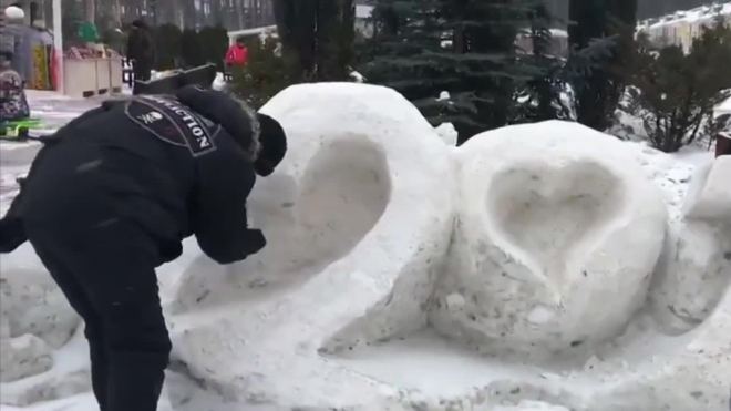 Видео из Красноярска: коммунальщики красят снег белой краской