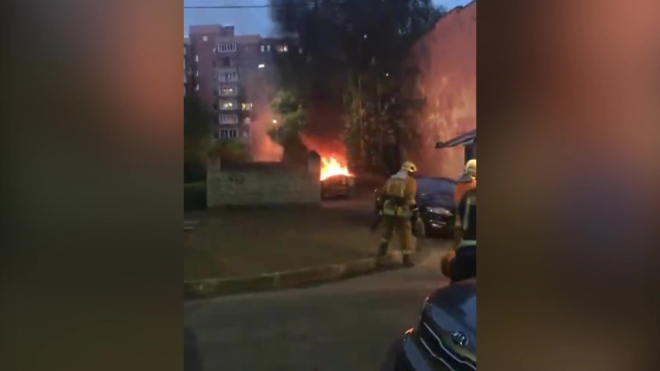 На Гаккелевской улице вечером спасатели тушили пожар из-за загоревшейся мусорки