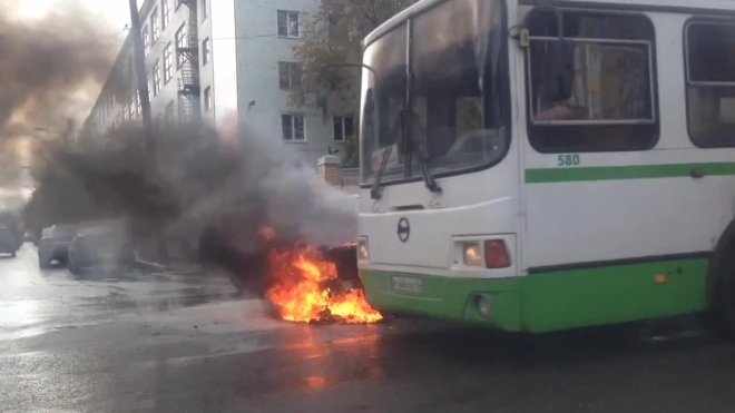 Видео горящего автомобиля в Кирове появилось в Сети