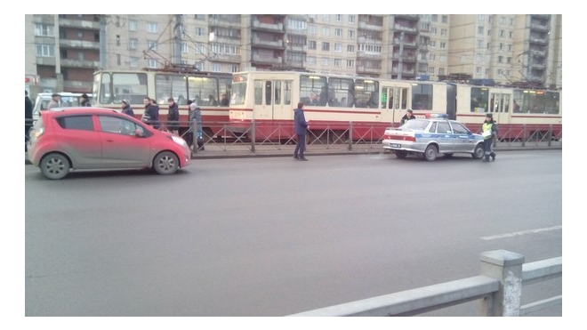 На углу проспекта Большевиков и улицы Коллонтай машина сбила человека, его увезли на скорой