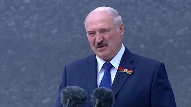 Лукашенко объяснил, почему нельзя "забывать дорогу к памятникам"