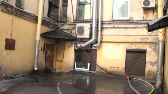 Пожар в мансарде на Казначейской, 4: проливка конструкций