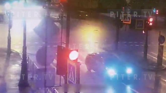 Видео: легковушка не уступила другой дорогу и попала в ДТП на Васильевском острове