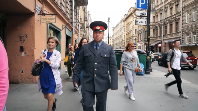 На улице Рубинштейна полицейский рассказал прохожим о жизни Довлатова