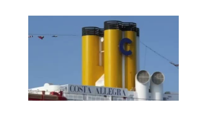 Лайнер Costa Allegra отбуксировали к ближайшему острову