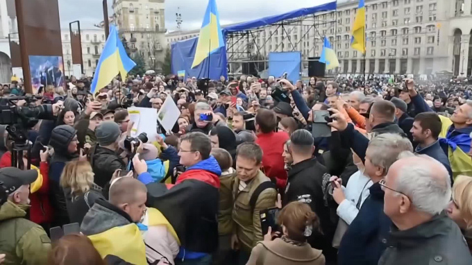 У офиса президента Украины – митинг против разведения сил в Донбассе