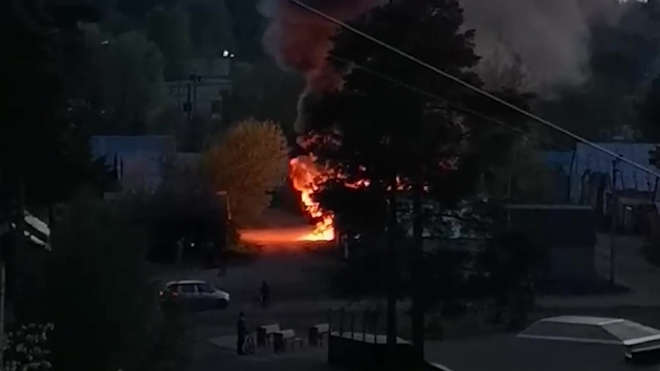 Видео: в Парголово сгорели два гаража