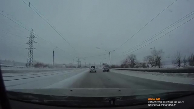 Видео: в Магнитогорске автомобиль на большой скорости перевернуло