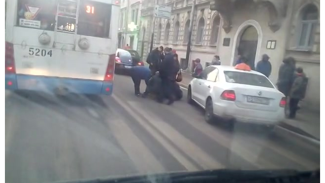 В Петроградском районе такси сбило пешехода не переходе