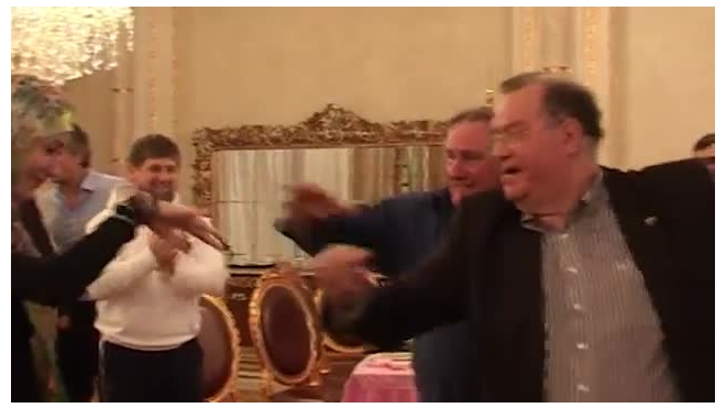 Видео: Депардье пляшет с Кадыровым лезгинку во время застолья