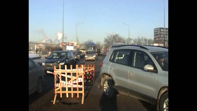 Украденный люк стал причиной аварии на Свердловской набережной