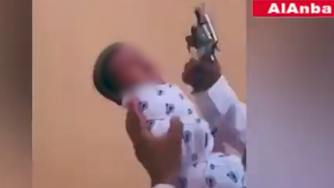 В Саудовской Аравии мужчина открыл стрельбу в воздух и засунул пистолет в рот младенцу