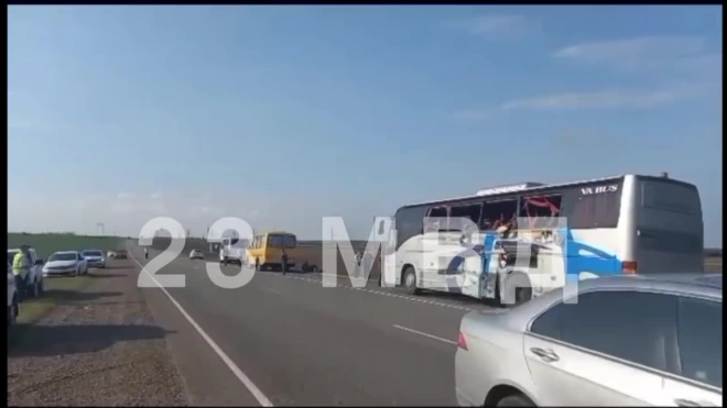 В Краснодарском крае автобус столкнулся с грузовиком