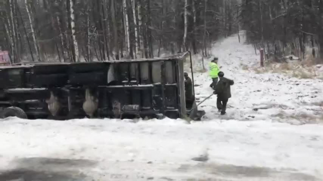 Видео из Подмосковья: На Киевском шоссе перевернулся военный грузовик
