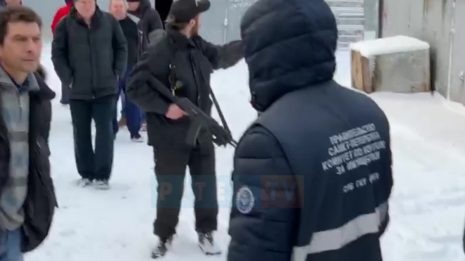 В Приморском районе начался снос гаражей. Петербуржец протестует с помощью гранаты и автомата