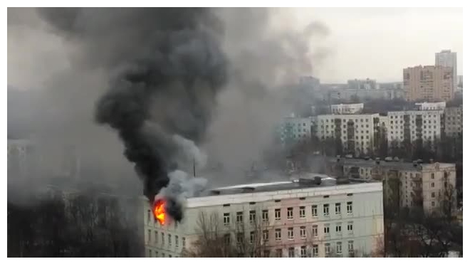 Очевидец снял пожар здания Центра детского творчества в Москве